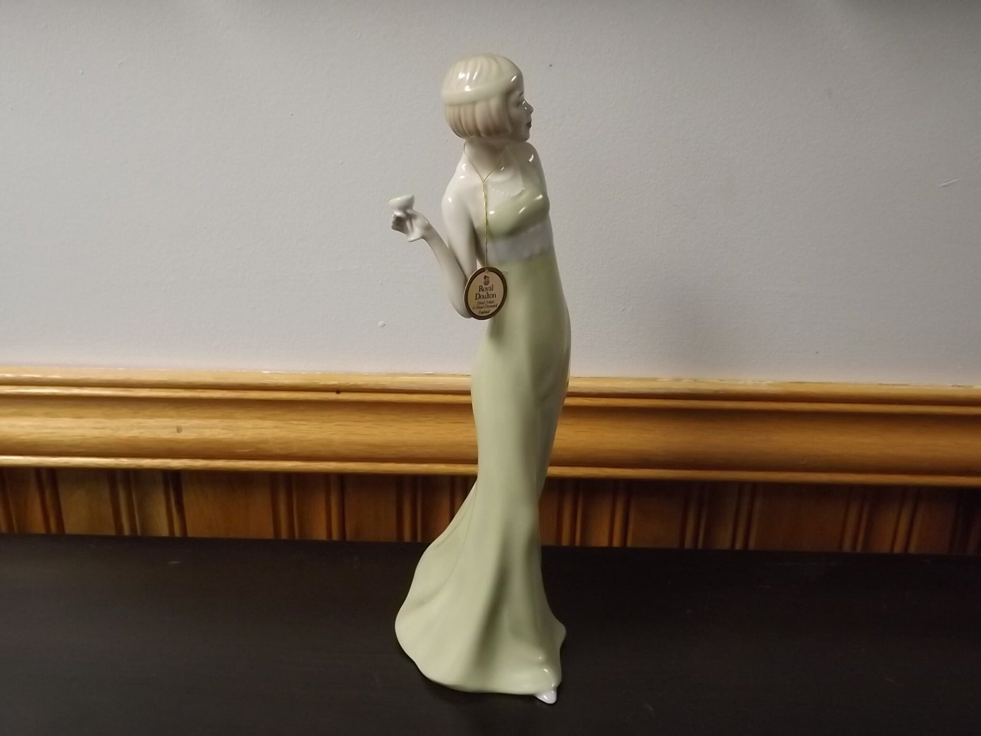 Vintage Royal Doulton Reflections "Aperitif" figurine HN 2998. Excellent condition!
