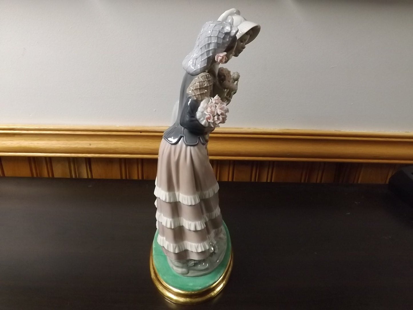 Vintage 1973 Lladro Figurine: "Spain-USA" Ladies with Flowers