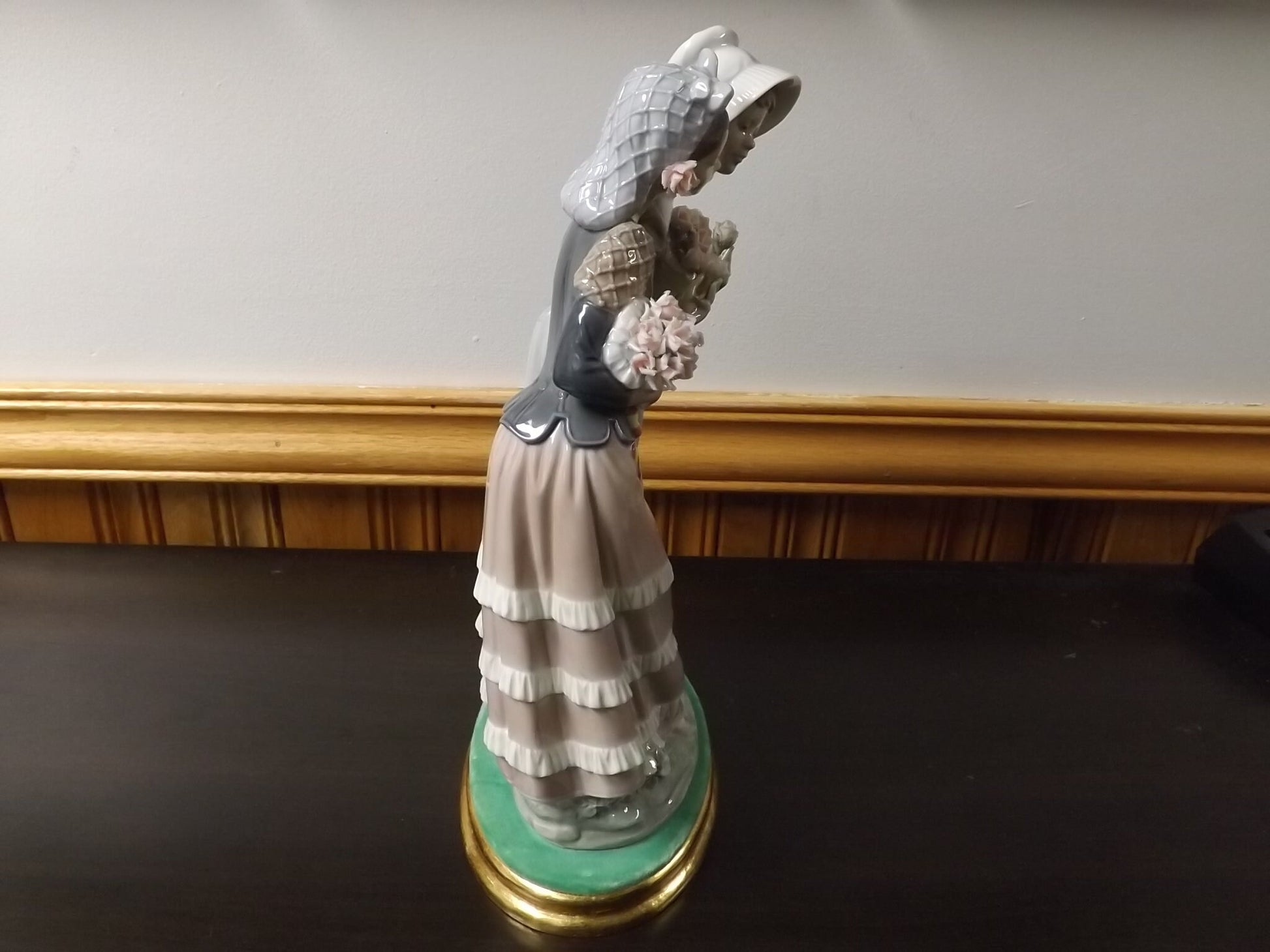 Vintage 1973 Lladro Figurine: "Spain-USA" Ladies with Flowers