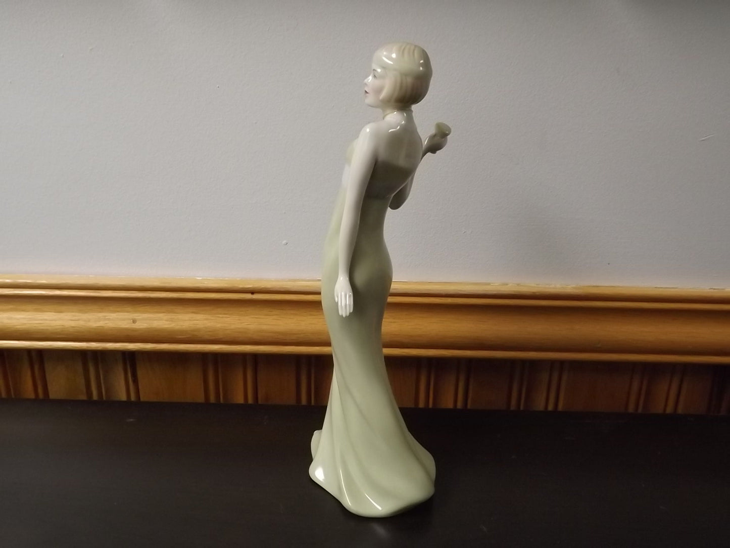 Vintage Royal Doulton Reflections "Aperitif" figurine HN 2998. Excellent condition!