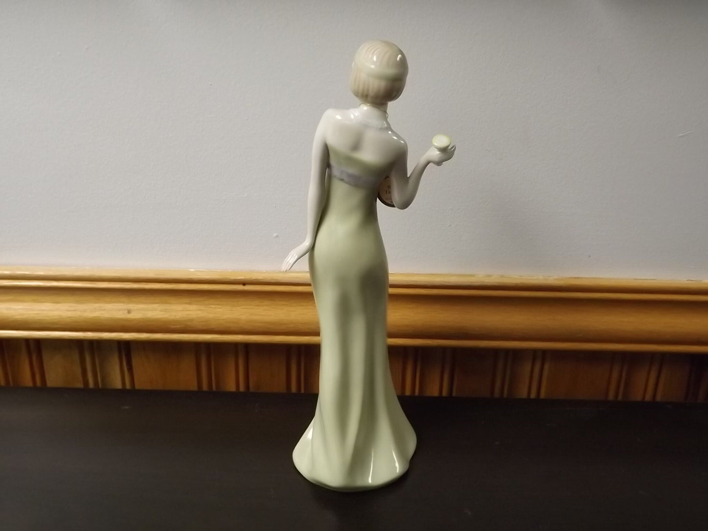 Vintage Royal Doulton Reflections "Aperitif" figurine HN 2998. Excellent condition!