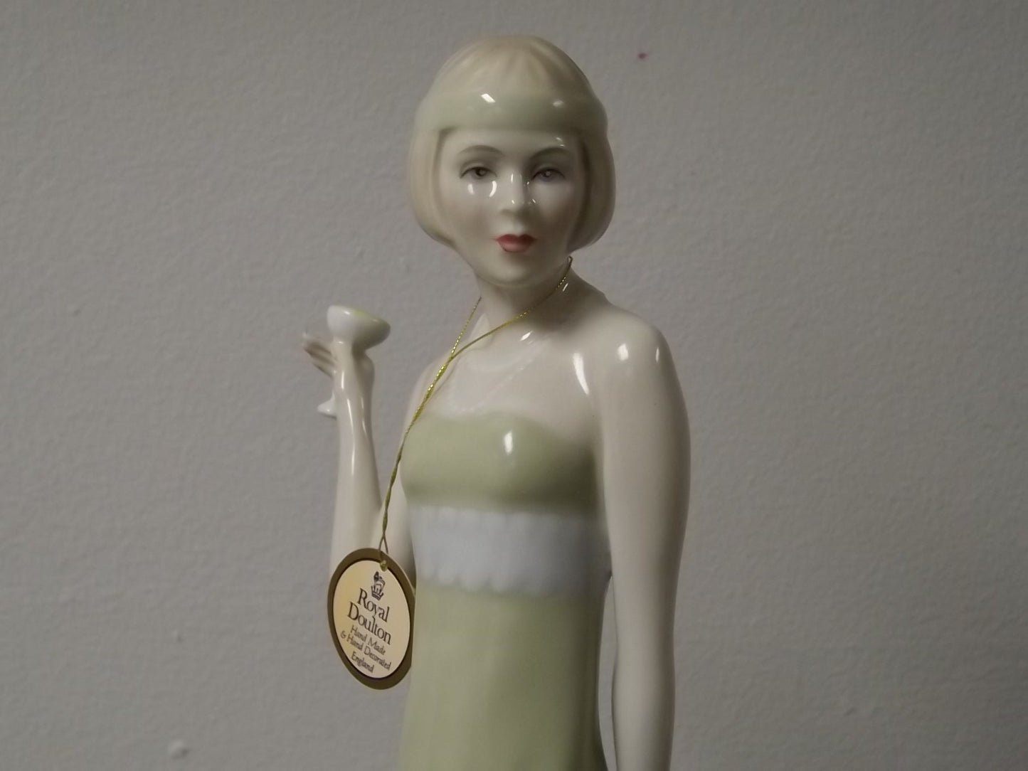 Vintage Royal Doulton Reflections "Aperitif" figurine HN 2998. Excellent condition!
