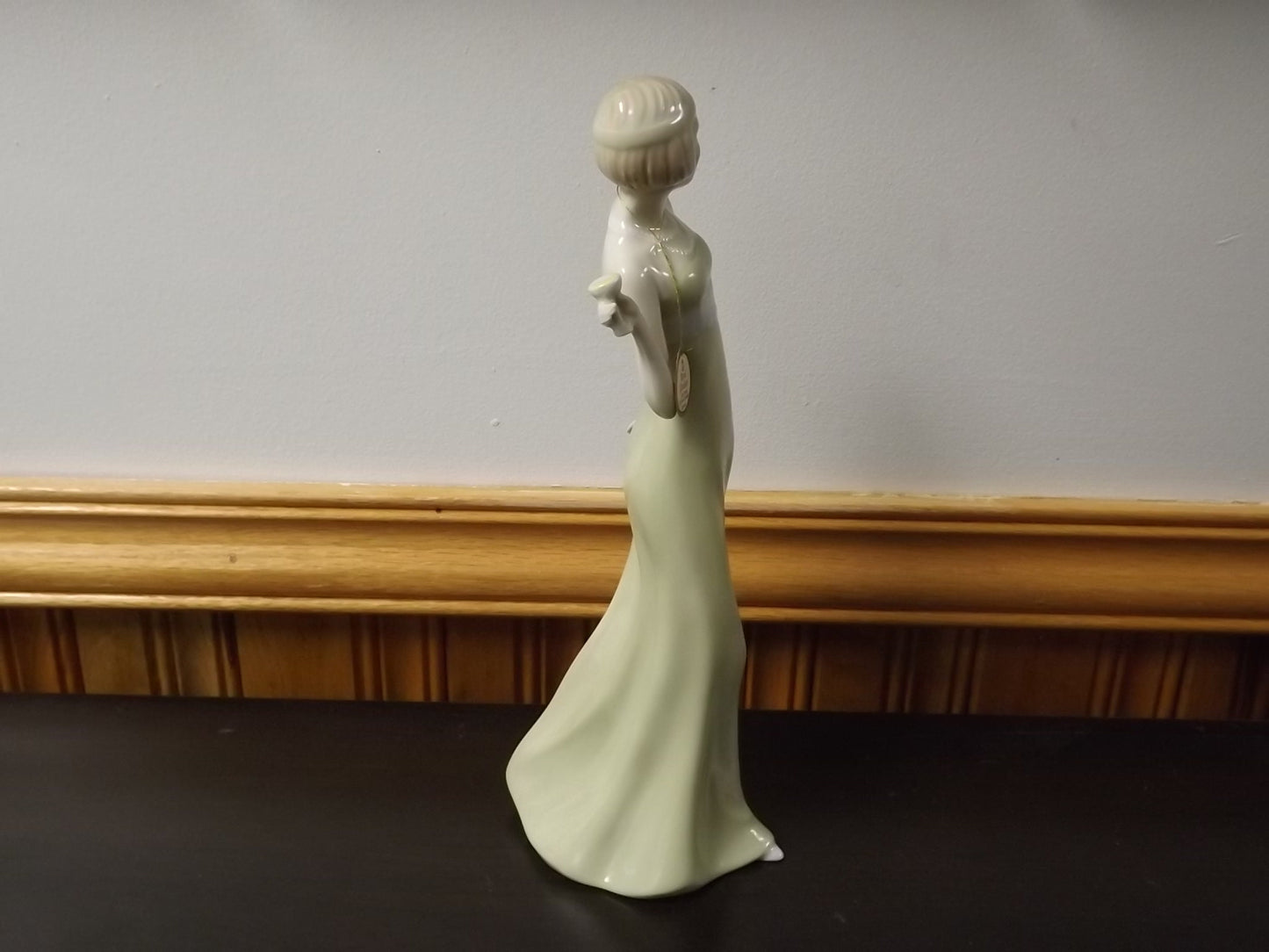 Vintage Royal Doulton Reflections "Aperitif" figurine HN 2998. Excellent condition!