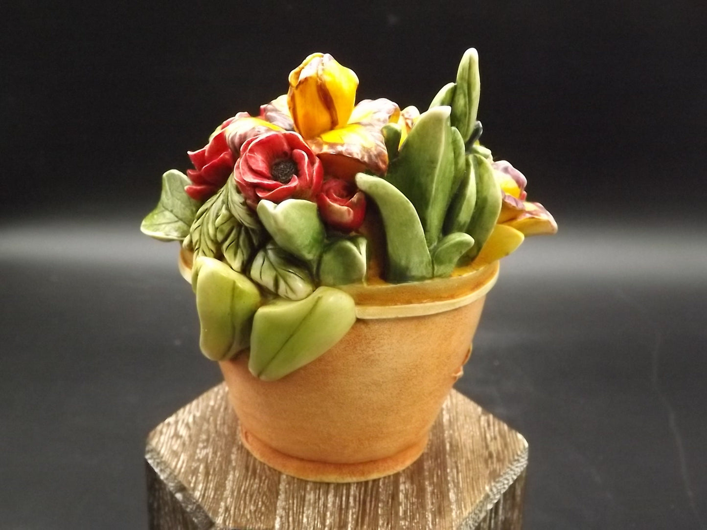 Retired 1999 Harmony Kingdom, Harmony Garden "Summer Bouquet" HG4LEBQSU with original box and COA. Limited Edition 4248/5000. Artist Signed.