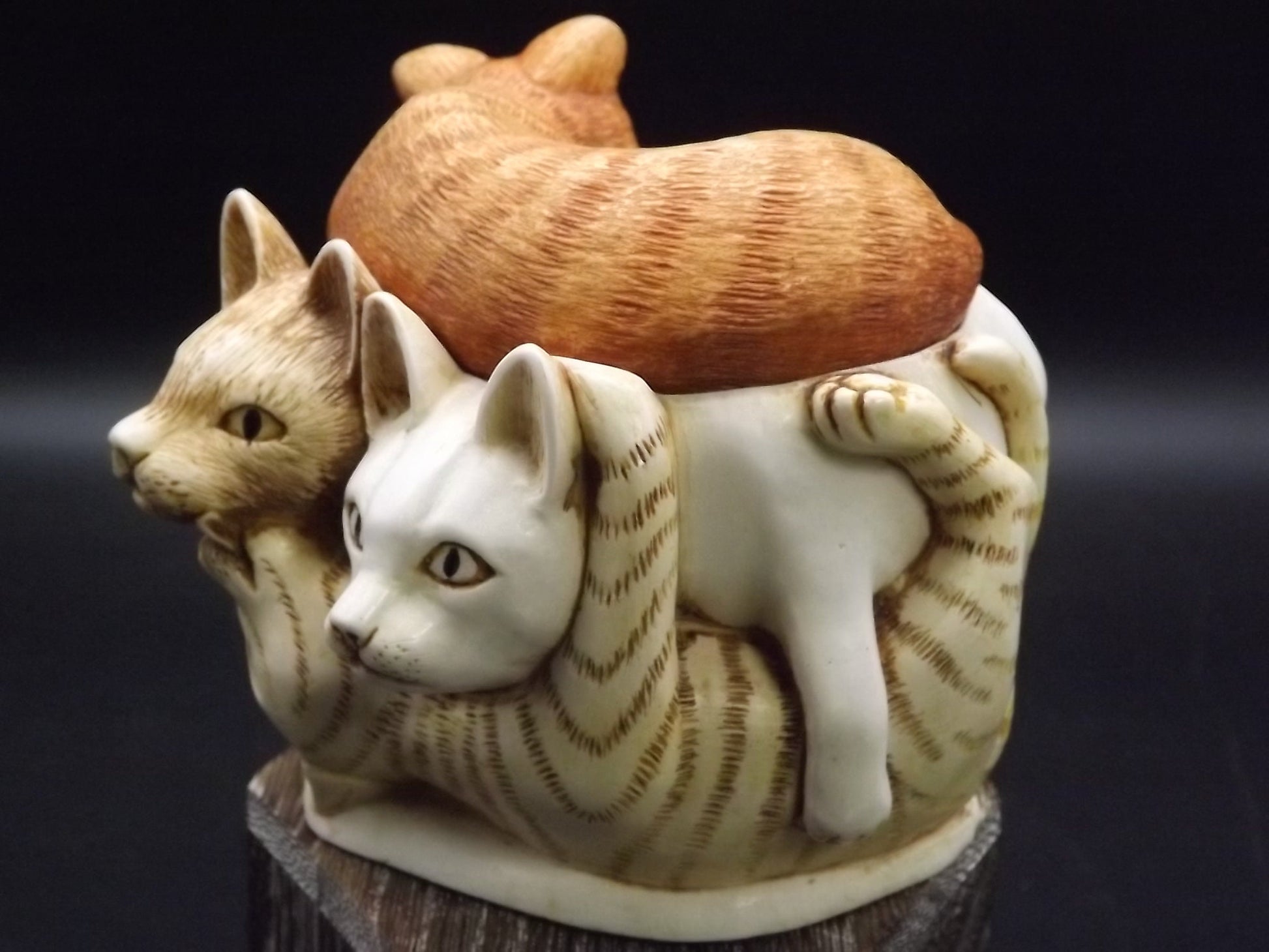 Retired 1995 Harmony Kingdom "Rather Large Friends'" Jest Figurine. Excellent condition. With original box.