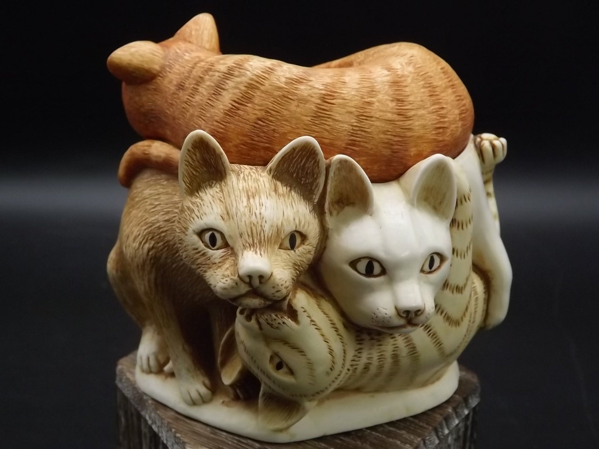 Retired 1995 Harmony Kingdom "Rather Large Friends'" Jest Figurine. Excellent condition. With original box.