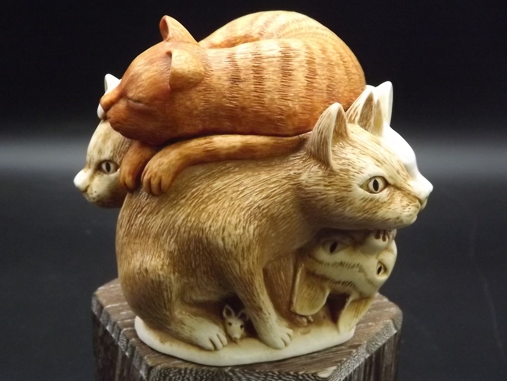 Retired 1995 Harmony Kingdom "Rather Large Friends'" Jest Figurine. Excellent condition. With original box.