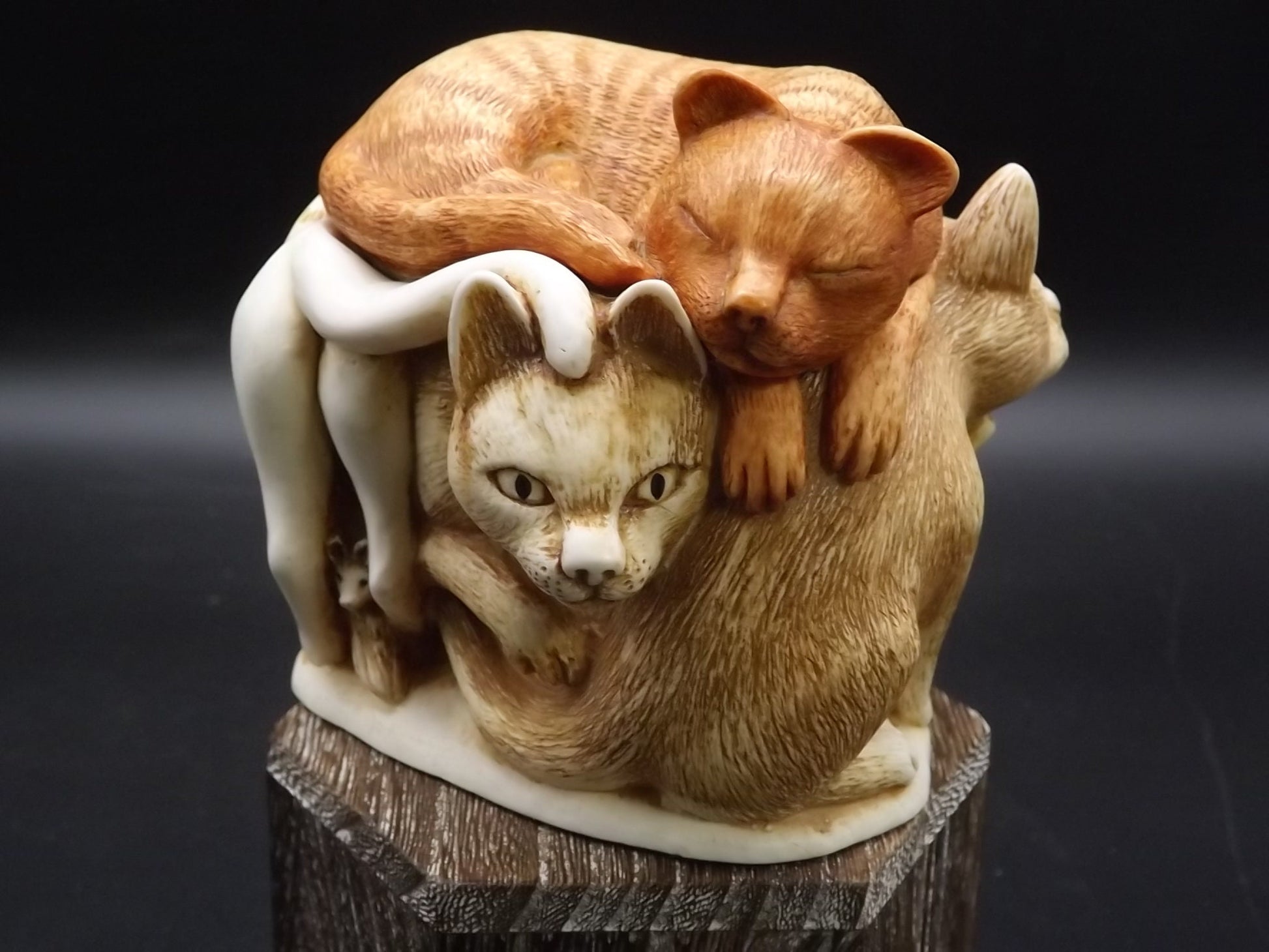 Retired 1995 Harmony Kingdom "Rather Large Friends'" Jest Figurine. Excellent condition. With original box.