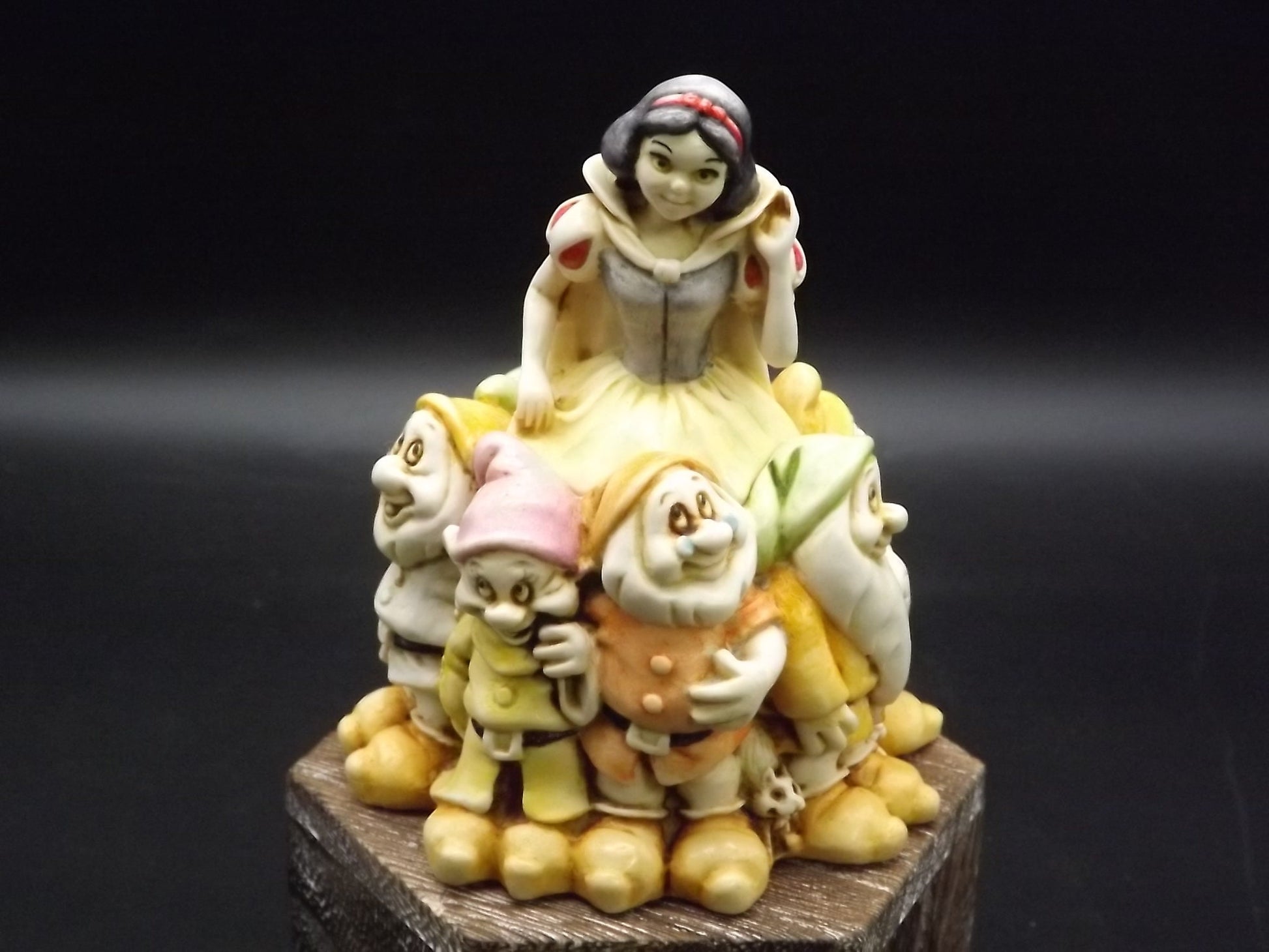 Retired 1996 Harmony Kingdom Disney "Snow White" Special edition treasure Jest with original box and COA. Limited Edition.
