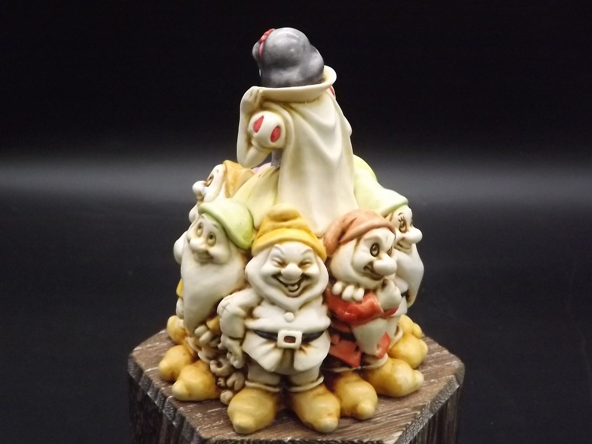 Retired 1996 Harmony Kingdom Disney "Snow White" Special edition treasure Jest with original box and COA. Limited Edition.