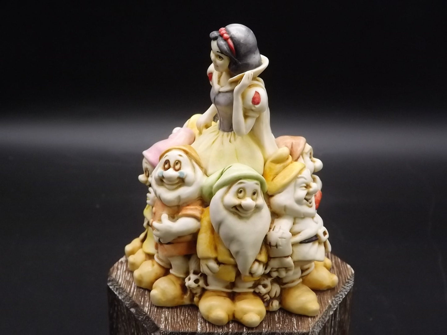 Retired 1996 Harmony Kingdom Disney "Snow White" Special edition treasure Jest with original box and COA. Limited Edition.