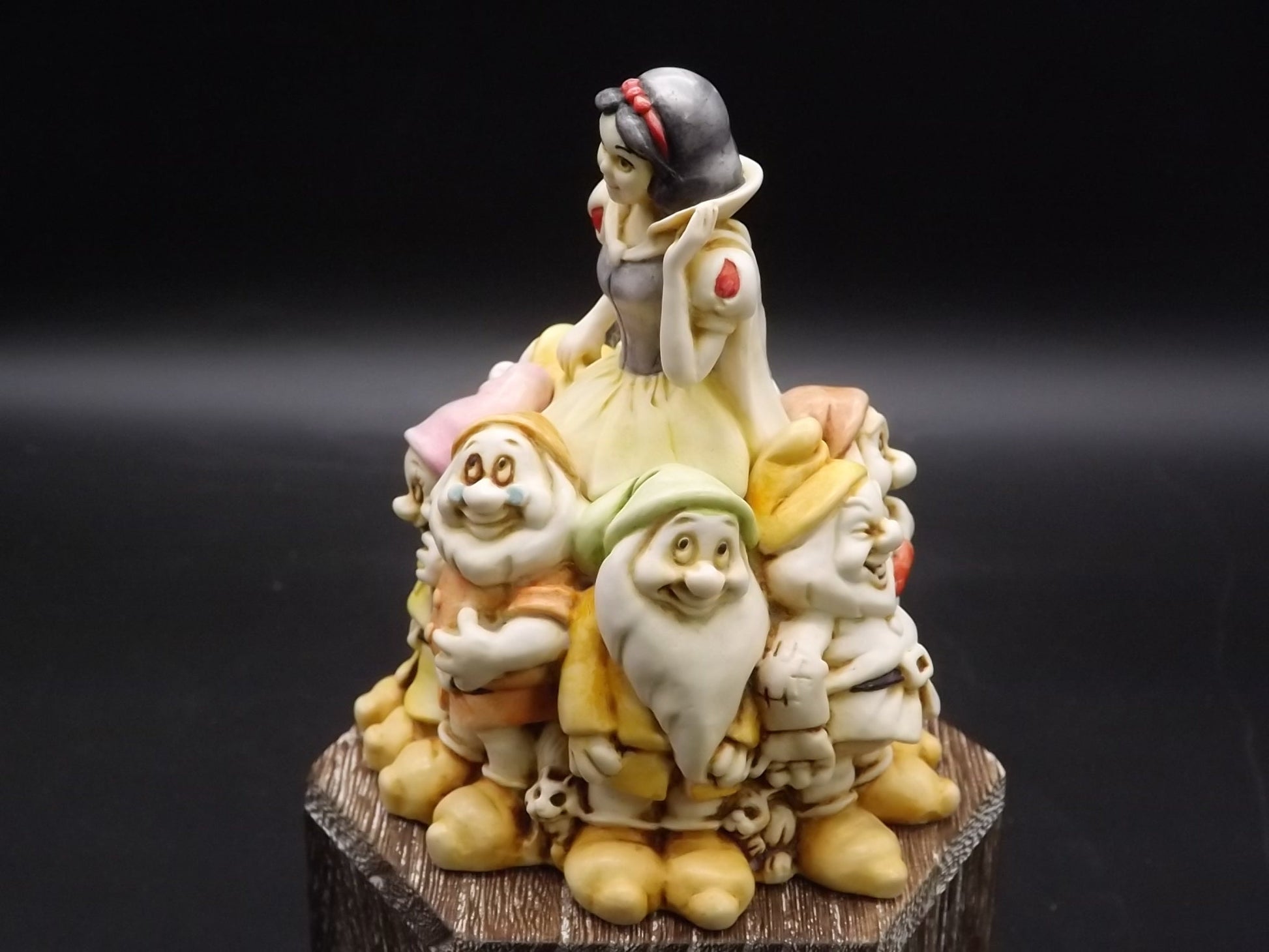 Retired 1996 Harmony Kingdom Disney "Snow White" Special edition treasure Jest with original box and COA. Limited Edition.