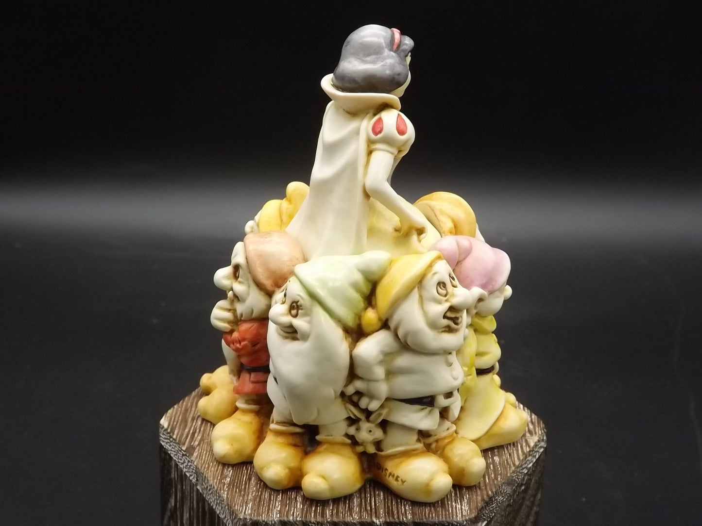 Retired 1996 Harmony Kingdom Disney "Snow White" Special edition treasure Jest with original box and COA. Limited Edition.