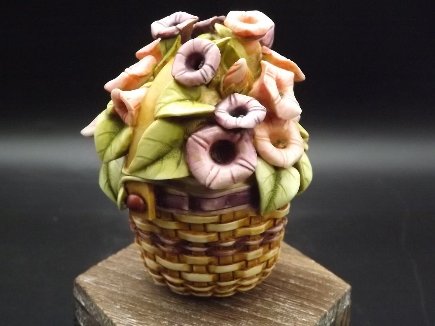 Harmony Kingdom Garden Longaberger "Morning Glory" Jest Basket Figurine HGXLG2 with original box. Excellent condition. Artist Signed