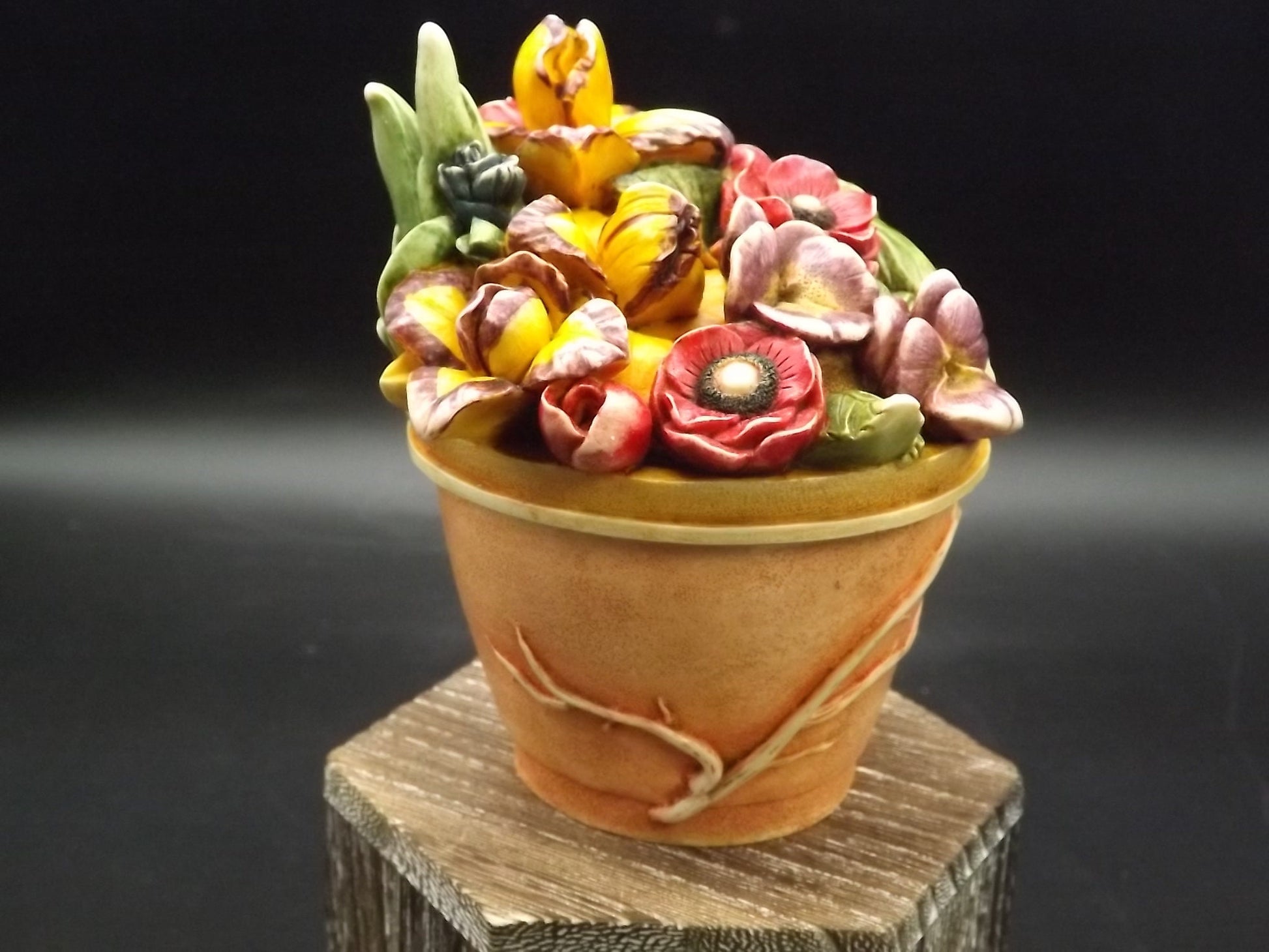 Retired 1999 Harmony Kingdom, Harmony Garden "Summer Bouquet" HG4LEBQSU with original box and COA. Limited Edition 4248/5000. Artist Signed.