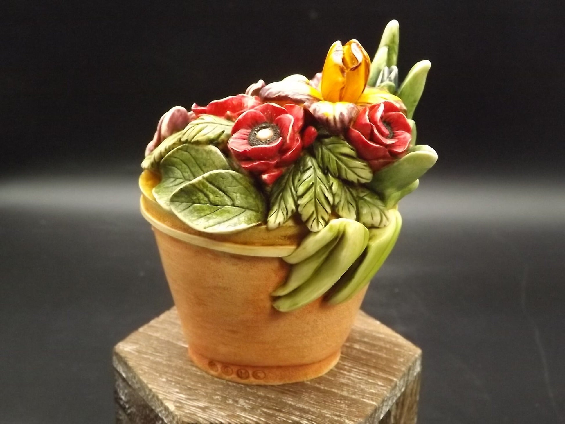 Retired 1999 Harmony Kingdom, Harmony Garden "Summer Bouquet" HG4LEBQSU with original box and COA. Limited Edition 4248/5000. Artist Signed.