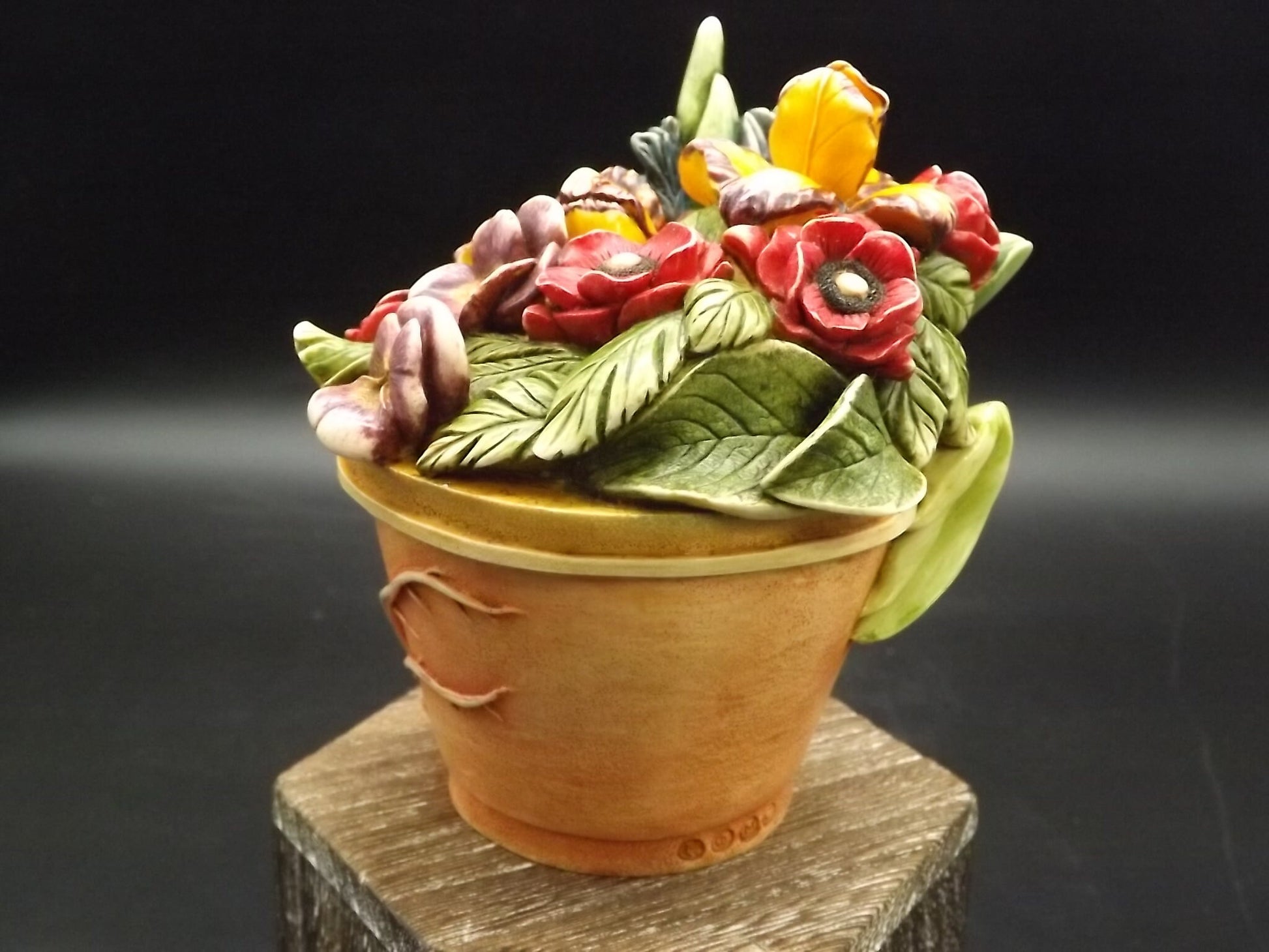 Retired 1999 Harmony Kingdom, Harmony Garden "Summer Bouquet" HG4LEBQSU with original box and COA. Limited Edition 4248/5000. Artist Signed.