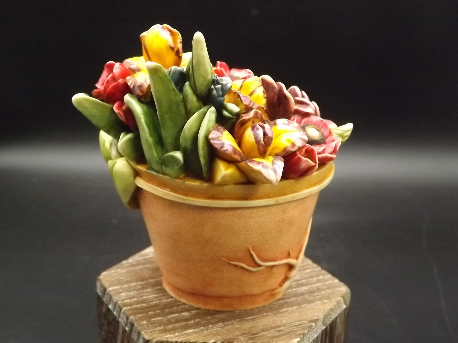 Retired 1999 Harmony Kingdom, Harmony Garden "Summer Bouquet" HG4LEBQSU with original box and COA. Limited Edition 4248/5000. Artist Signed.