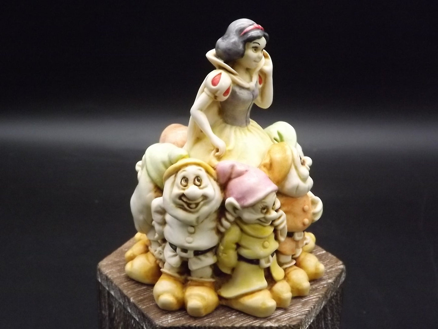 Retired 1996 Harmony Kingdom Disney "Snow White" Special edition treasure Jest with original box and COA. Limited Edition.