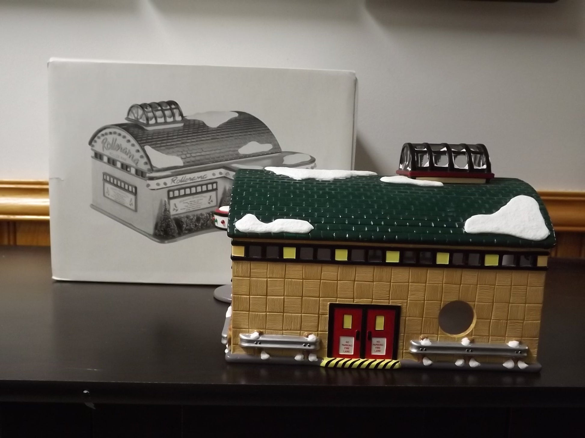 Vintage 1997 Snow Village "Rollerama Roller Rink" Illuminated Figurine with Box & COA