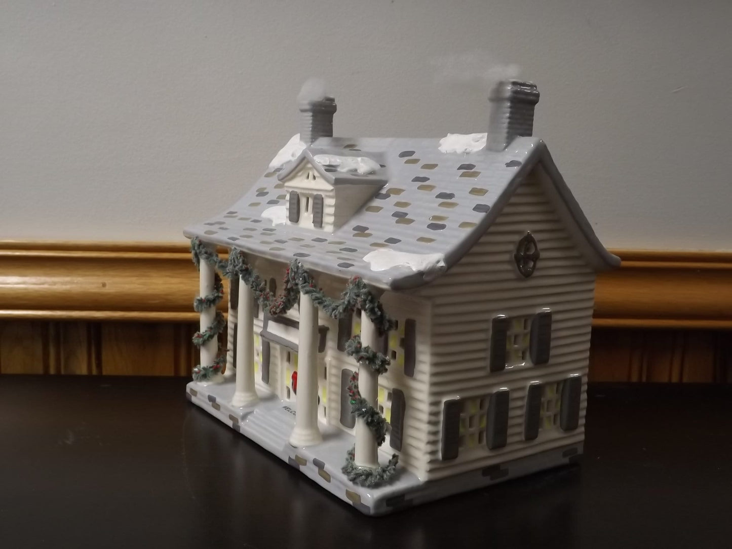 Vintage 1987 Snow Village "Cumberland House" Illuminated building figurine display village scenes. With box