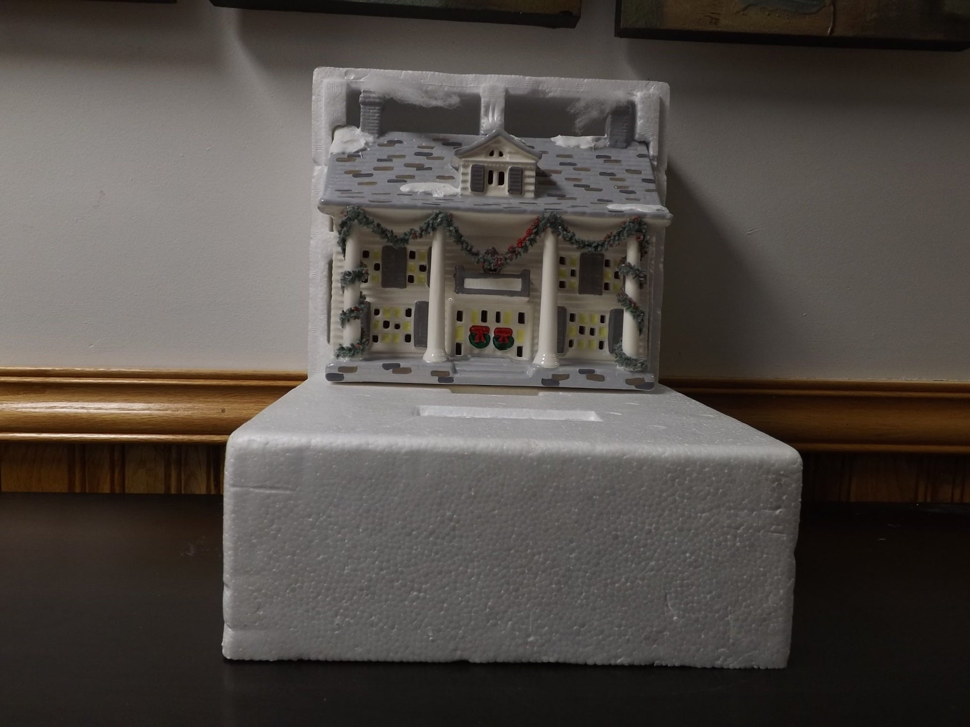 Vintage 1987 Snow Village "Cumberland House" Illuminated building figurine display village scenes. With box