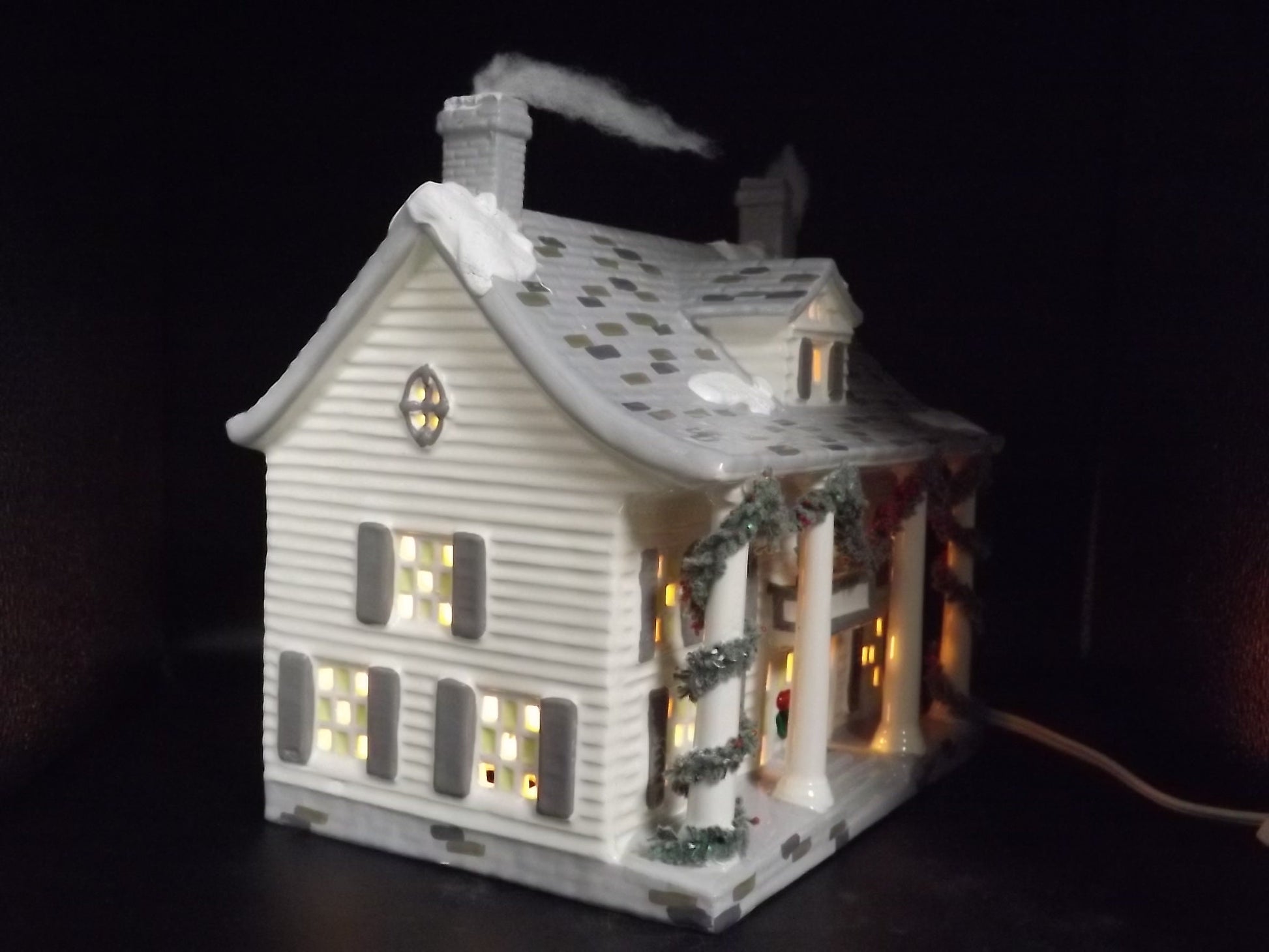 Vintage 1987 Snow Village "Cumberland House" Illuminated building figurine display village scenes. With box