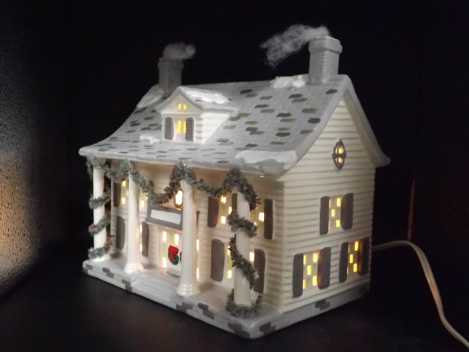 Vintage 1987 Snow Village "Cumberland House" Illuminated building figurine display village scenes. With box
