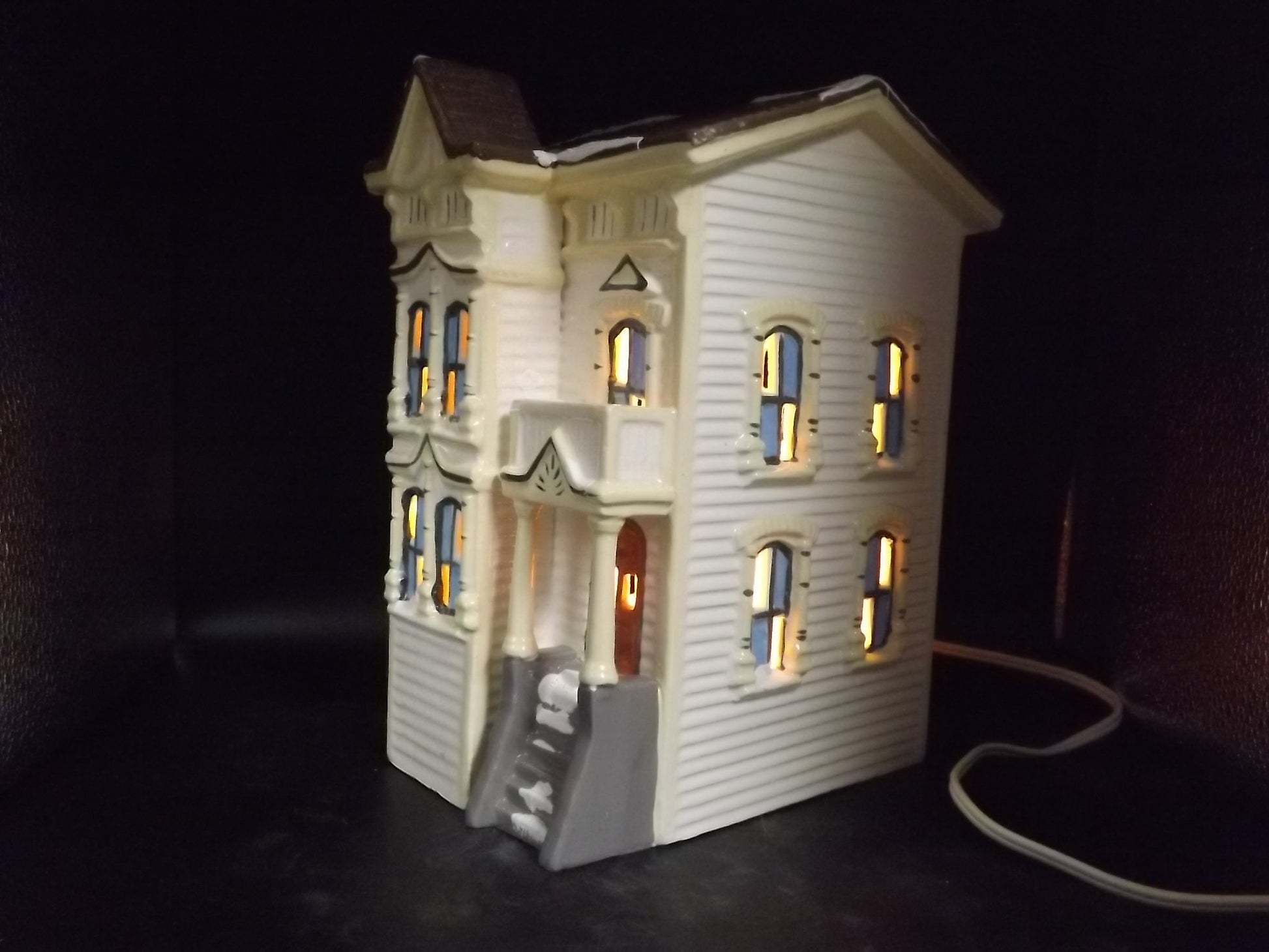 Vintage 1986 Snow Village Pacific Heights Illuminated Figurine (No Light Cord)