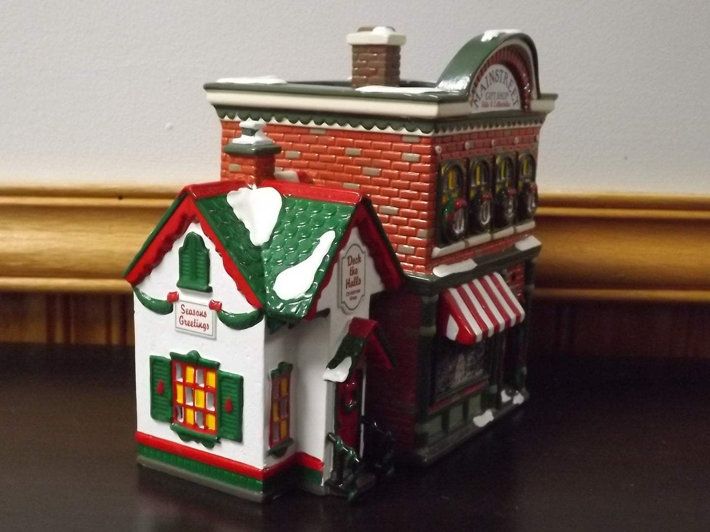 Vintage 1997 Snow Village Mainstreet Gift Shop Illuminated Figurine (With Box & COA)