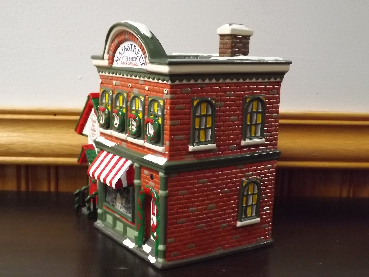 Vintage 1997 Snow Village Mainstreet Gift Shop Illuminated Figurine (With Box & COA)