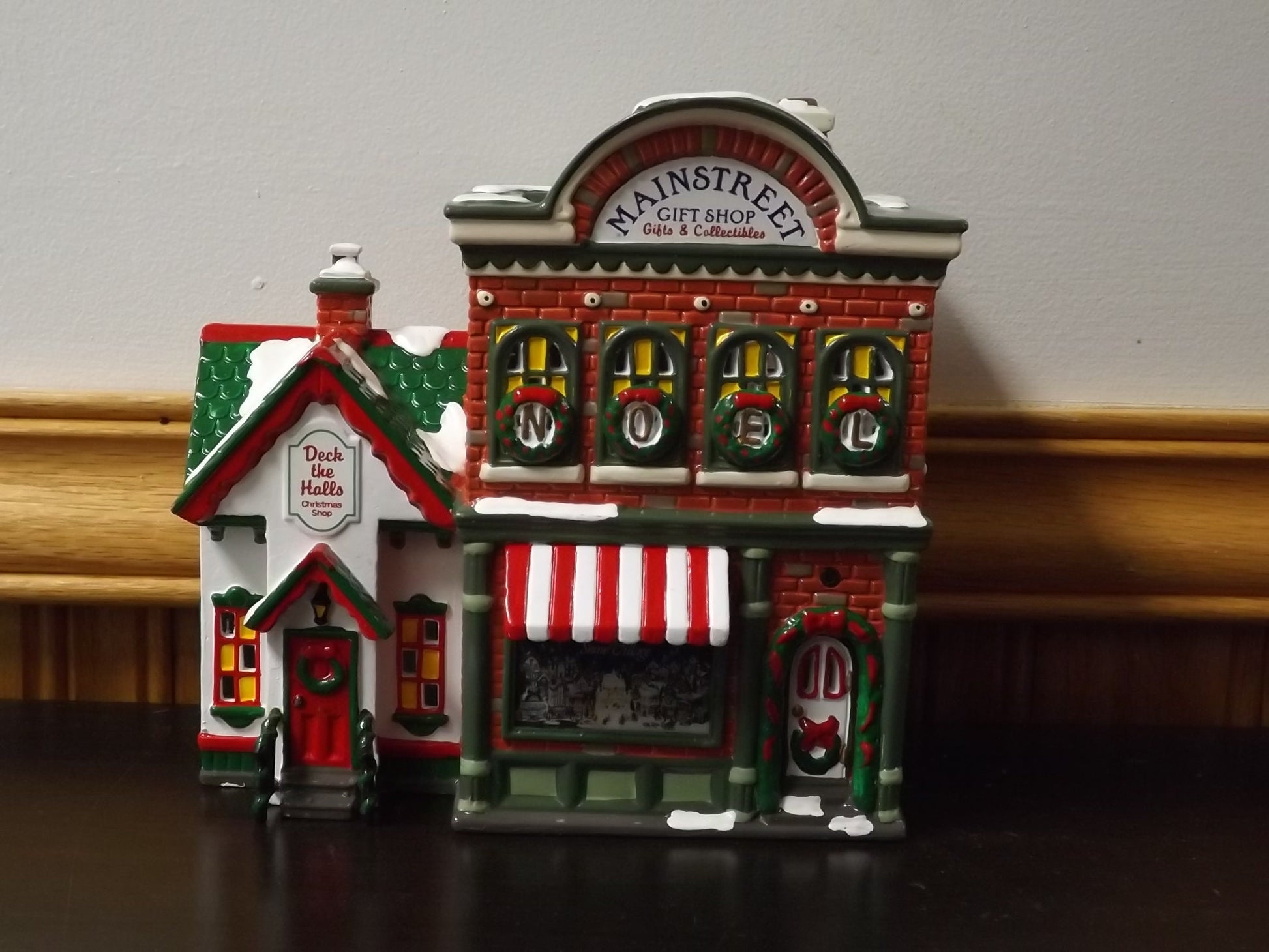 Vintage 1997 Snow Village Mainstreet Gift Shop Illuminated Figurine (With Box & COA)