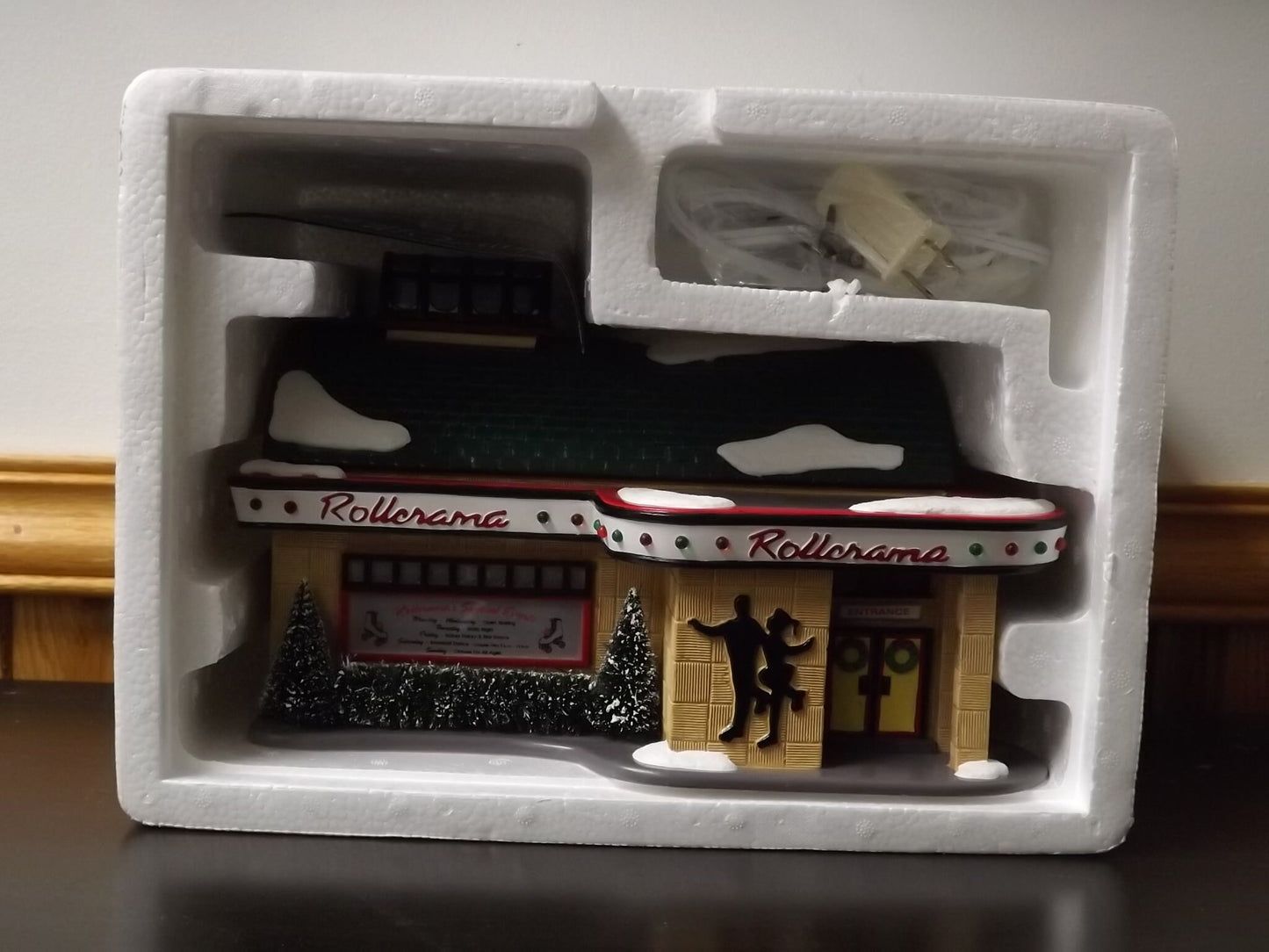 Vintage 1997 Snow Village "Rollerama Roller Rink" Illuminated Figurine with Box & COA