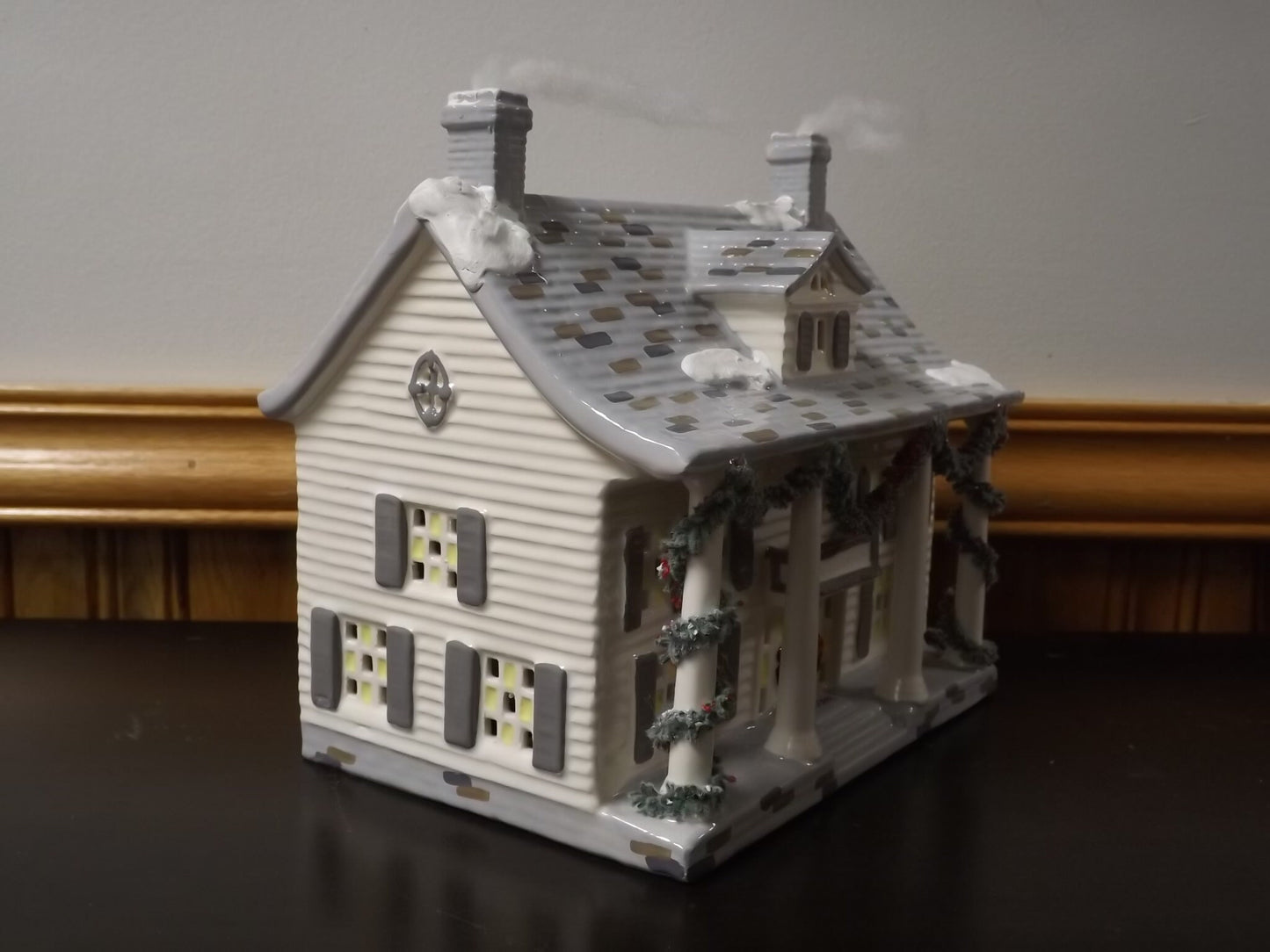 Vintage 1987 Snow Village "Cumberland House" Illuminated building figurine display village scenes. With box