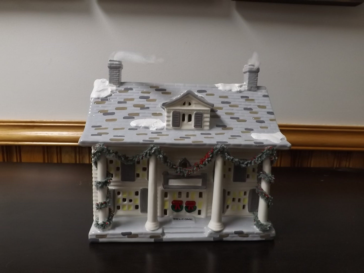 Vintage 1987 Snow Village "Cumberland House" Illuminated building figurine display village scenes. With box