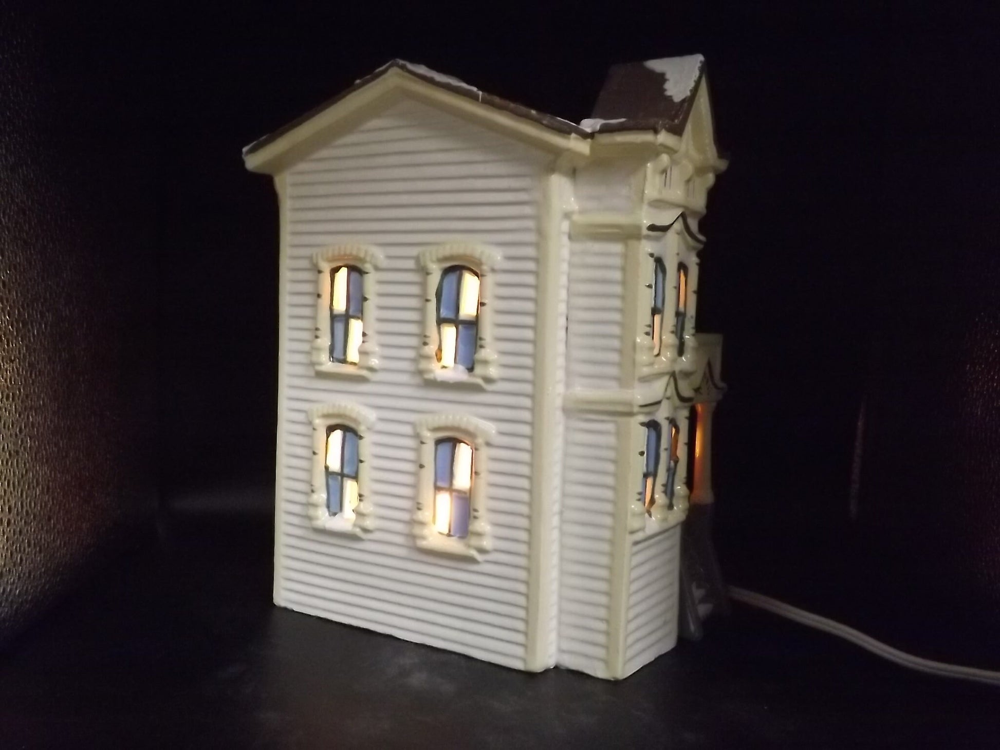 Vintage 1986 Snow Village Pacific Heights Illuminated Figurine (No Light Cord)