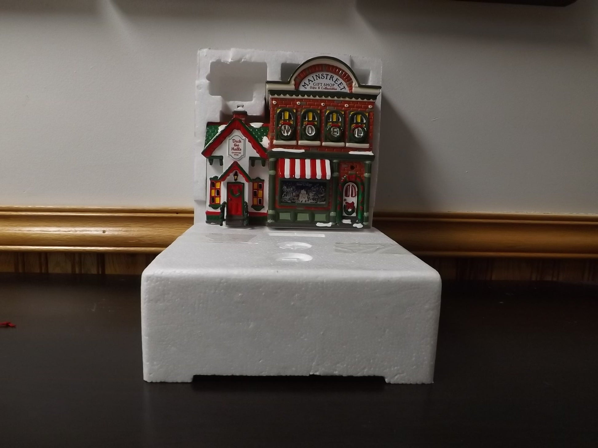 Vintage 1997 Snow Village Mainstreet Gift Shop Illuminated Figurine (With Box & COA)
