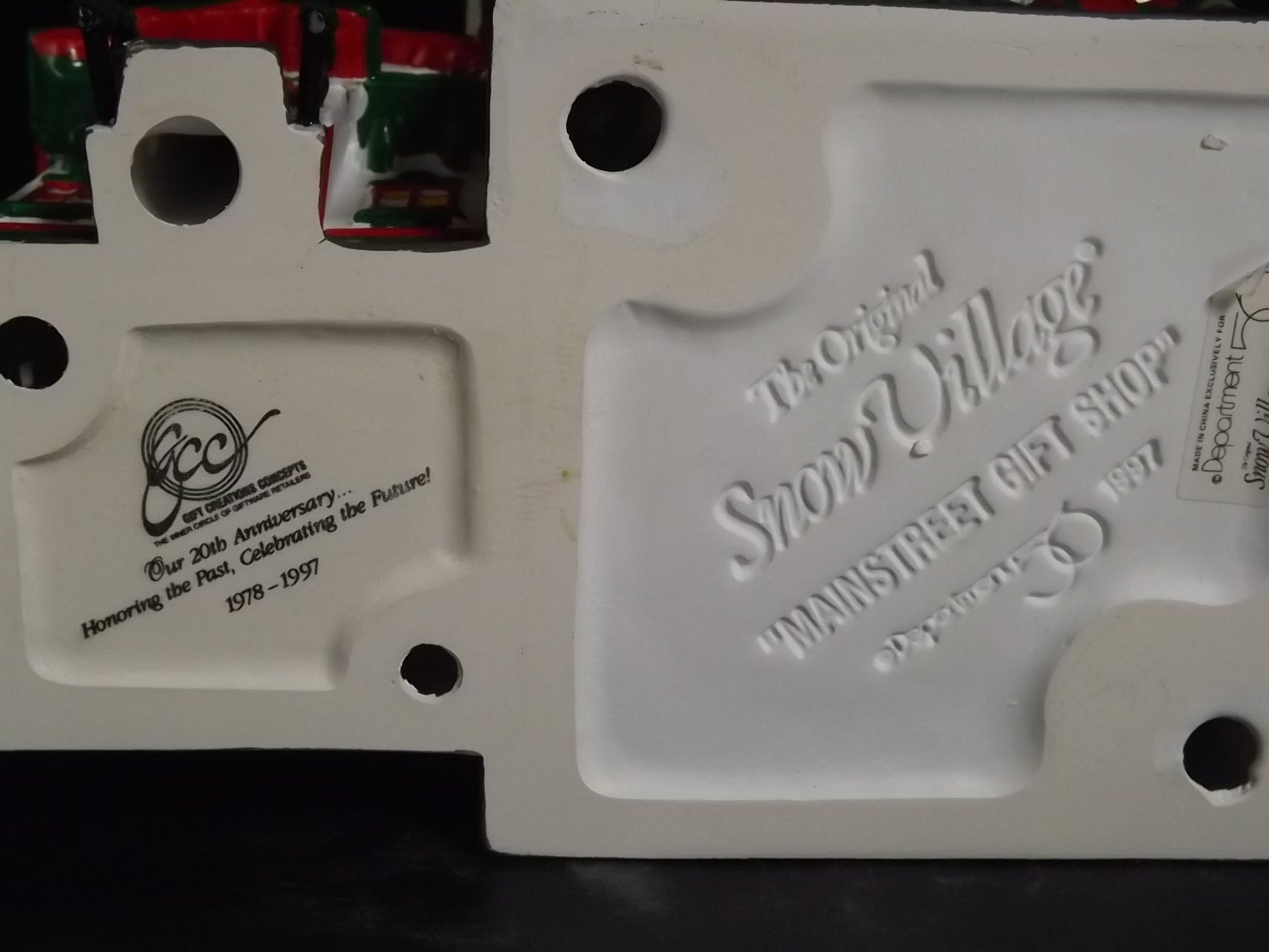 Vintage 1997 Snow Village Mainstreet Gift Shop Illuminated Figurine (With Box & COA)