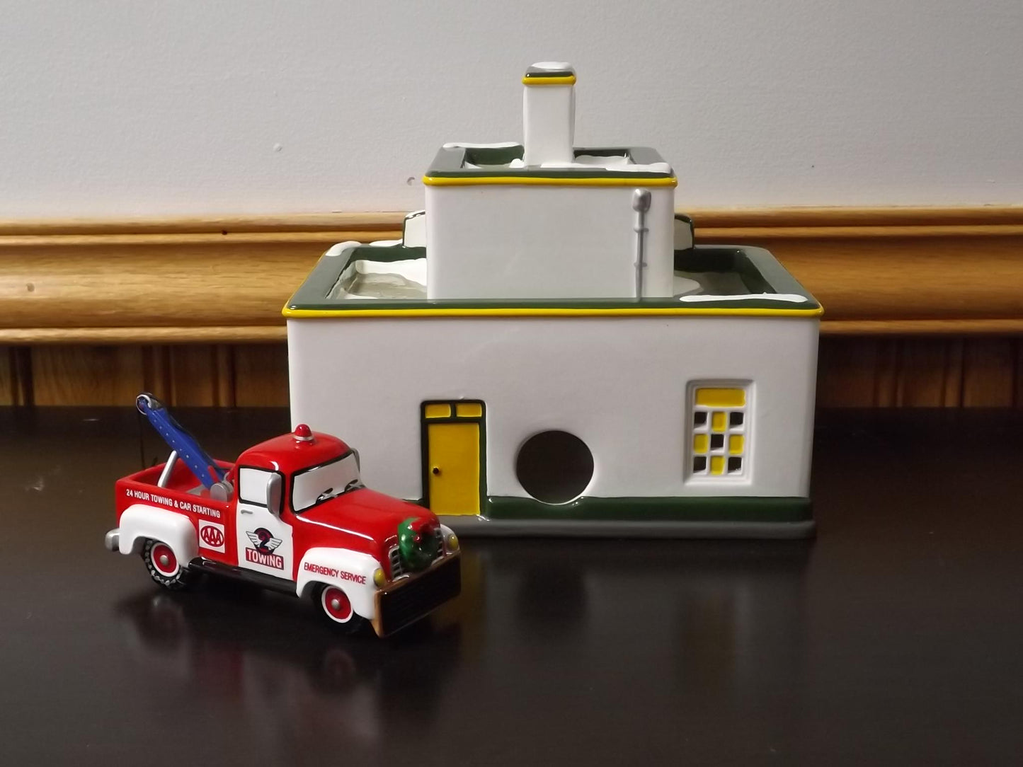 Vintage 1995 Snow Village "Holly Brothers" Garage with Tow Truck