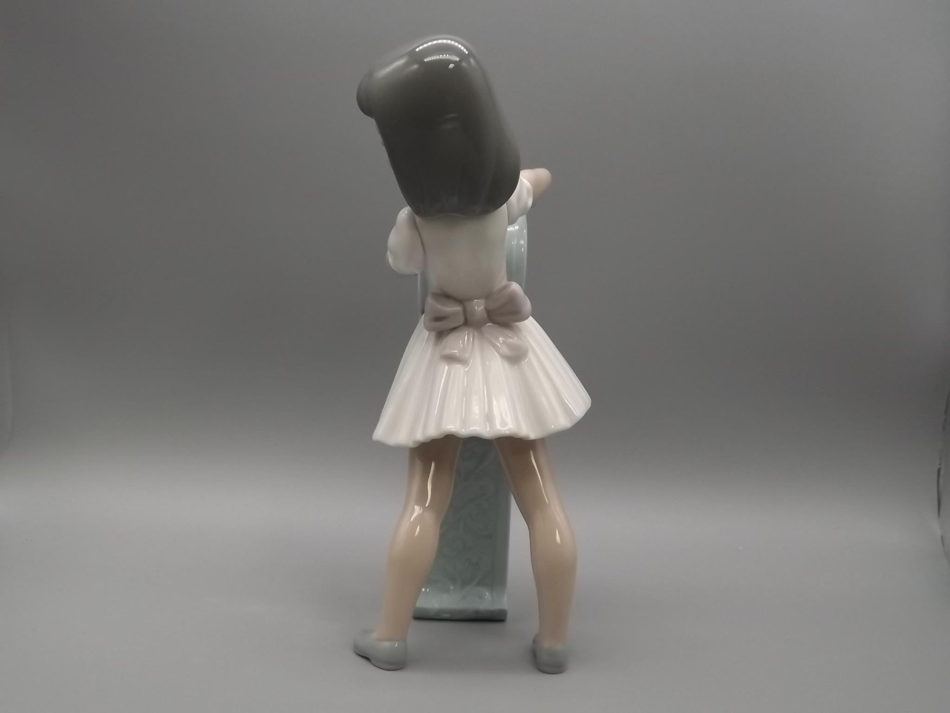 Vintage Lladro Figurine: "I is for Ivy" Girl with Letter, #5147