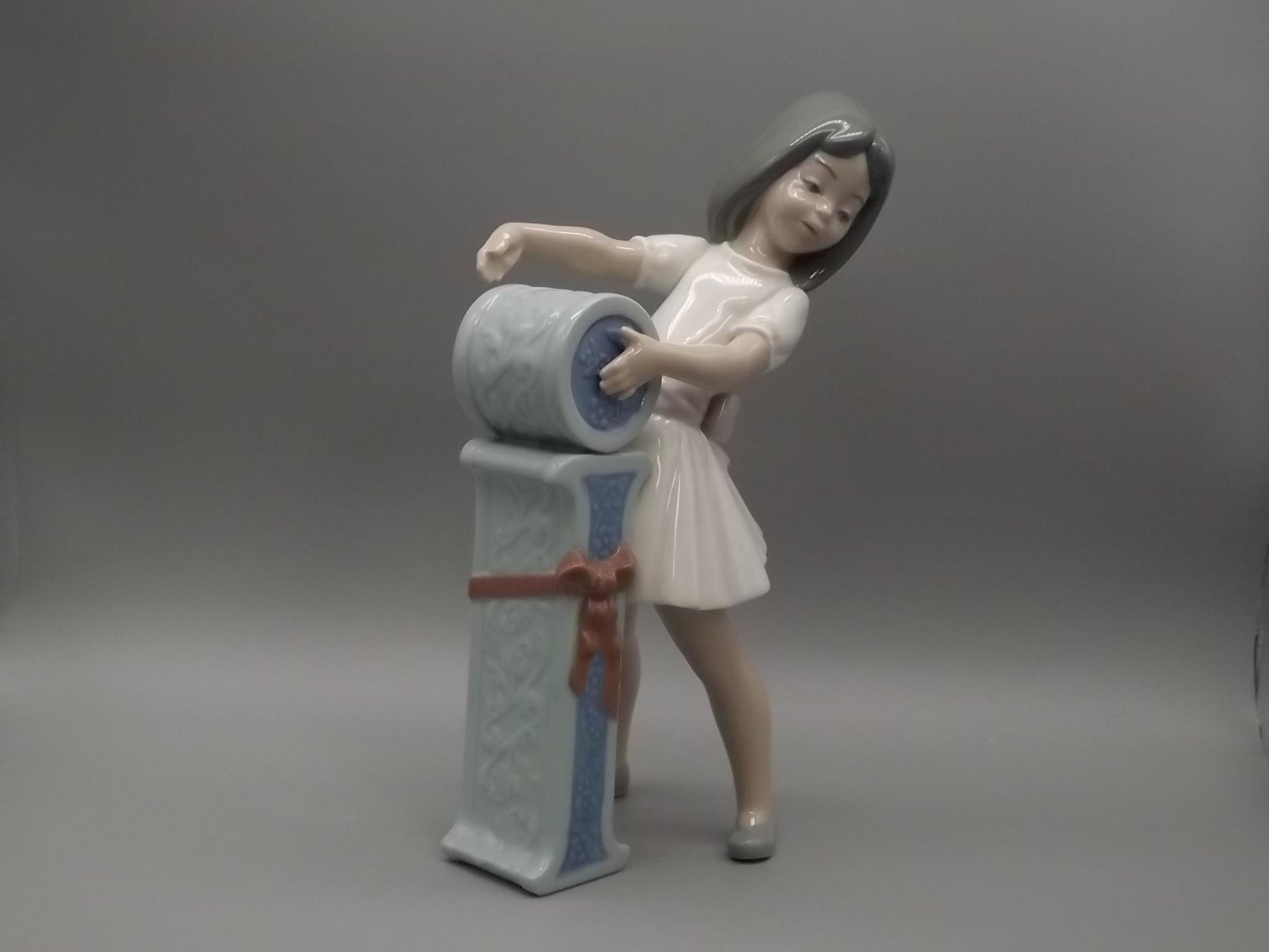 Vintage Lladro Figurine: "I is for Ivy" Girl with Letter, #5147