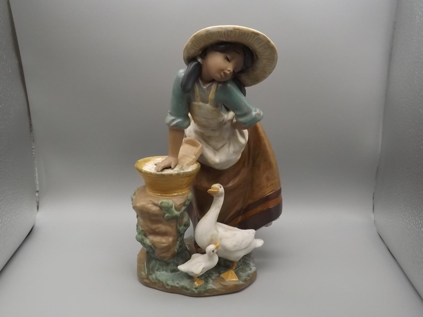 Vintage Lladro Gres Laundry Day Figurine #12216 - 1991 with Original Box