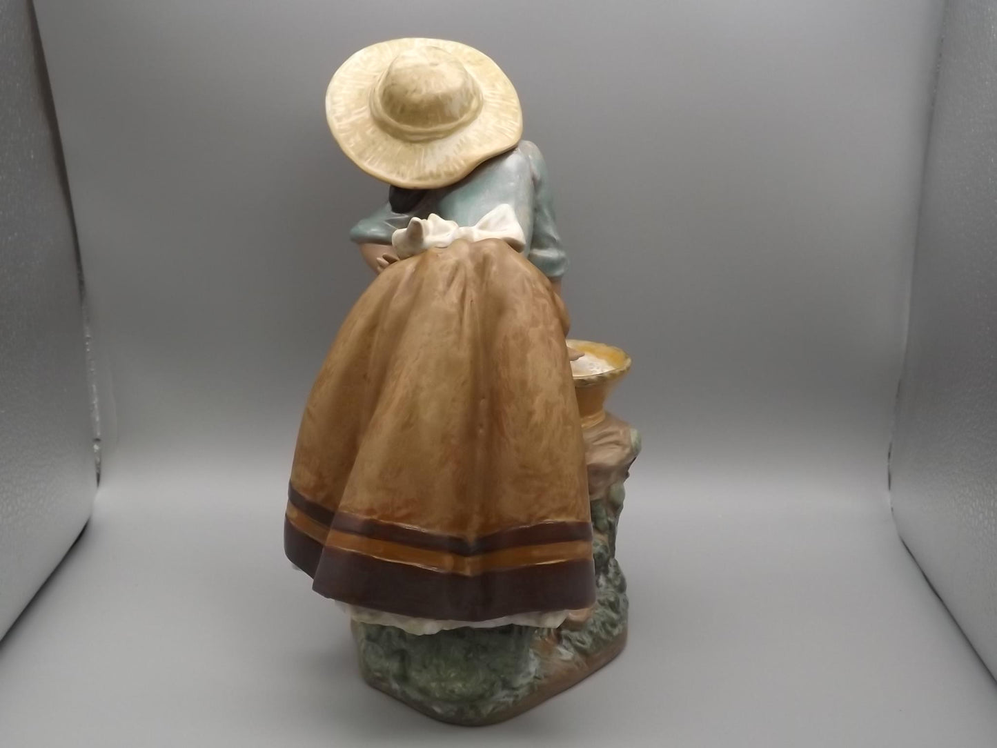 Vintage Lladro Gres Laundry Day Figurine #12216 - 1991 with Original Box