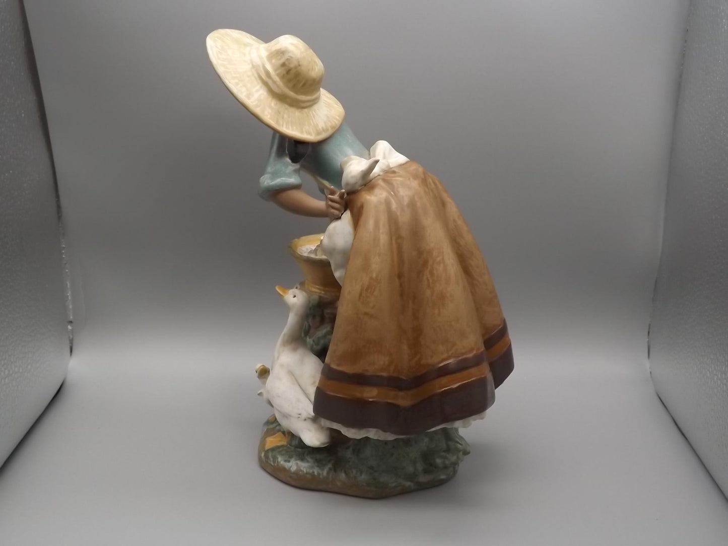 Vintage Lladro Gres Laundry Day Figurine #12216 - 1991 with Original Box