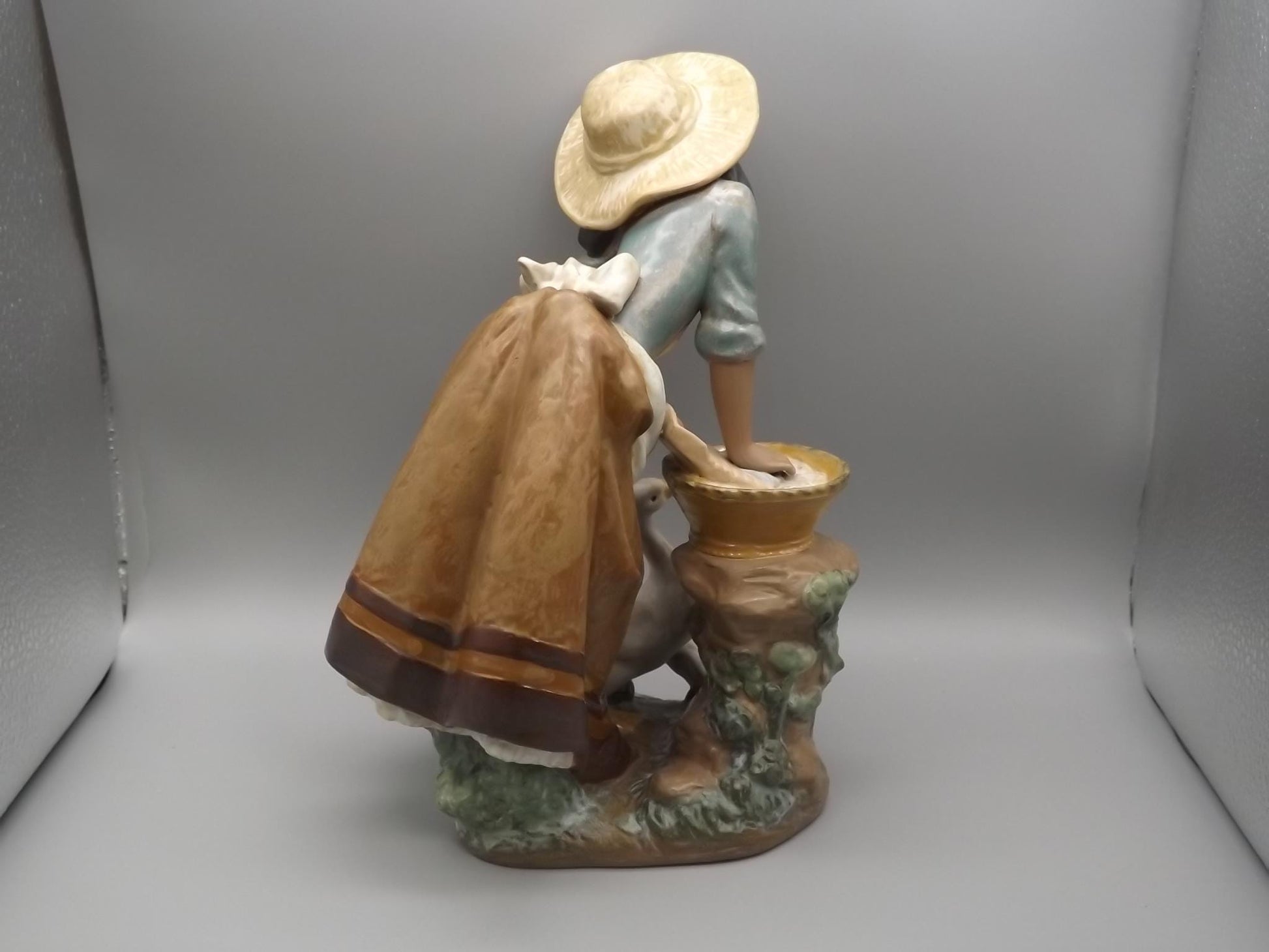 Vintage Lladro Gres Laundry Day Figurine #12216 - 1991 with Original Box