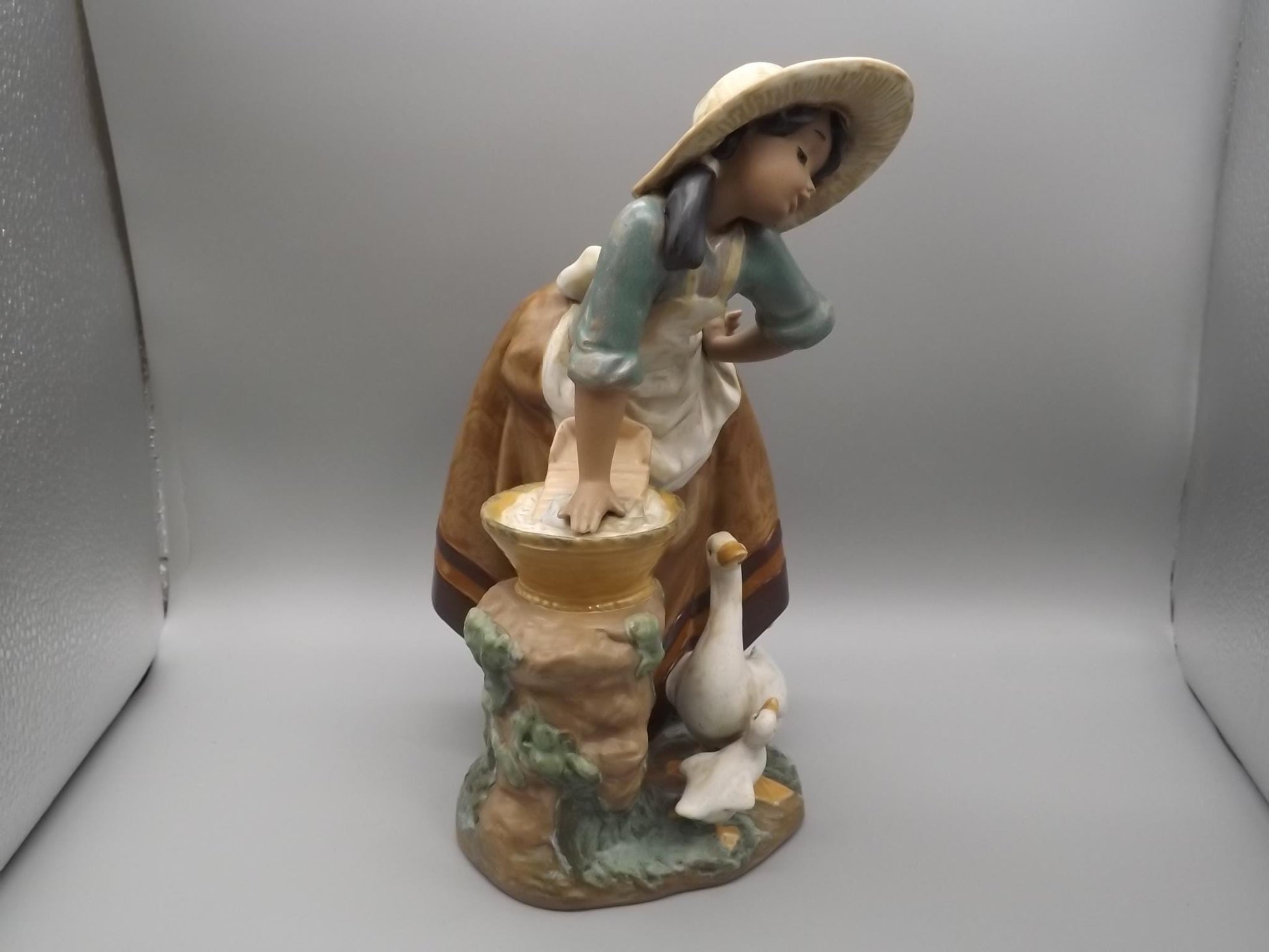 Vintage Lladro Gres Laundry Day Figurine #12216 - 1991 with Original Box