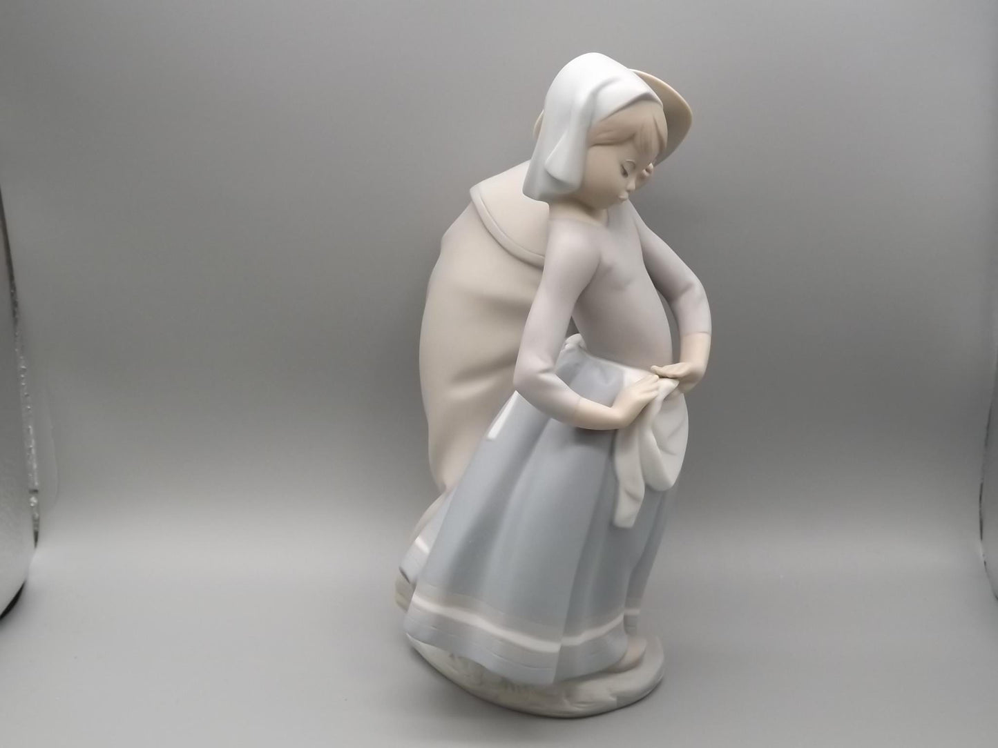 Vintage Lladro Figurine: "Boy Meets Girl" Matte Finish #1188 (1972)