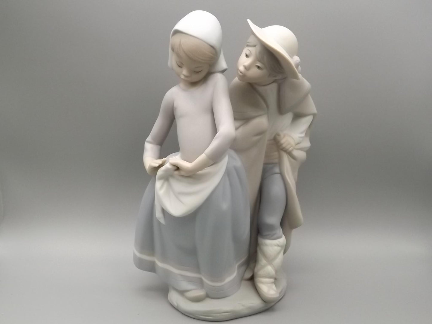 Vintage Lladro Figurine: "Boy Meets Girl" Matte Finish #1188 (1972)