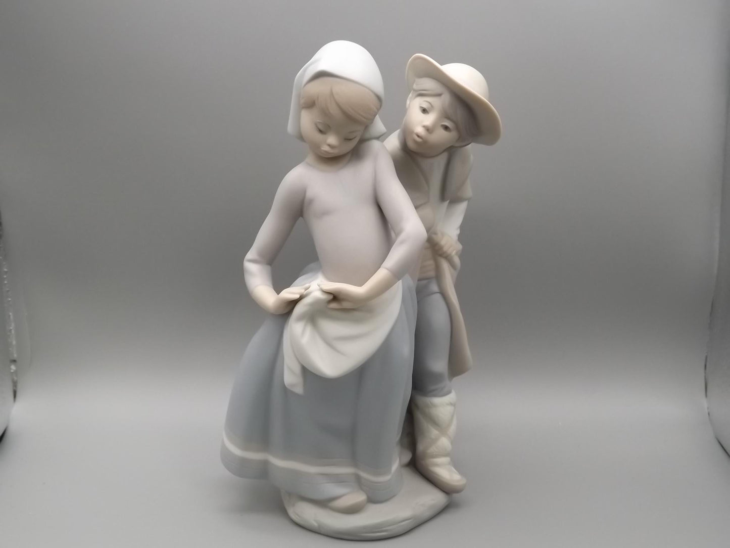 Vintage Lladro Figurine: "Boy Meets Girl" Matte Finish #1188 (1972)
