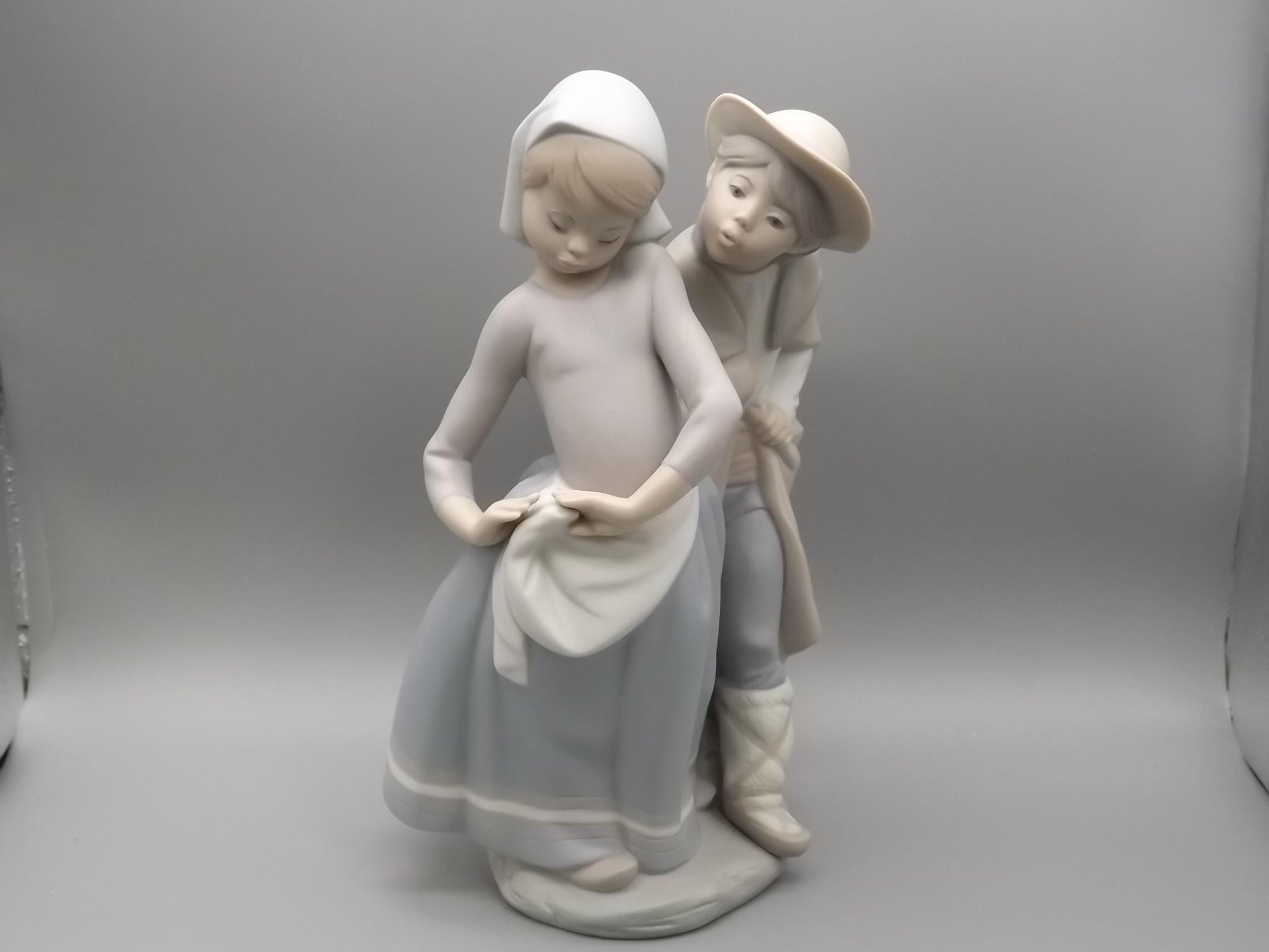 Vintage Lladro Figurine: "Boy Meets Girl" Matte Finish #1188 (1972)